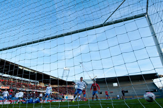 Norrköpings målvakt David Mitov Nilsson följer bollen