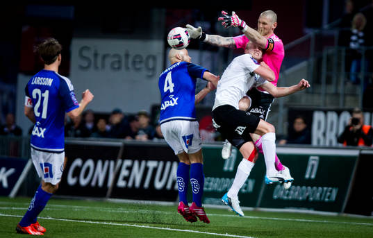 Örebros Karl Holmberg och Sundsvalls målvakt Tommy Naurin