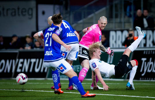 Örebros Karl Holmberg och Sundsvalls målvakt Tommy Naurin