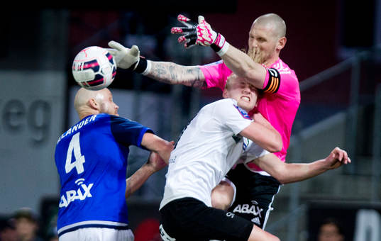 Örebros Karl Holmberg och Sundsvalls målvakt Tommy Naurin
