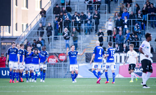 Sundsvalls Robbin Sellin gör 0-2 och jublar medans