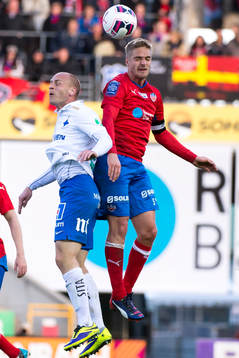 Norrköpings Daniel Sjölund i nickduell med Helsingborgs