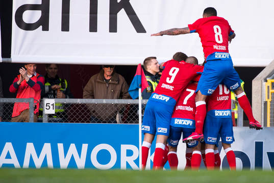 Helsingborgs Lalawélé Atakora  grattas as sina medspelare