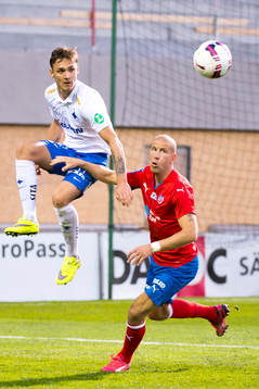 Norrköpings Linus Wahlqvist rensar framför Helsingborgs
