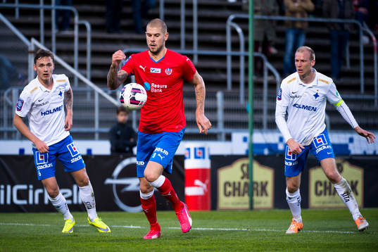 Helsingborgs Robin Simovic mellan Norrköpings Linus