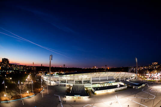 Exteriör Malmö Stadion i solnedgång