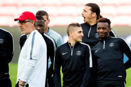 PSGs Zlatan Ibrahimovic mfl lyssnar på tränaren Laurent