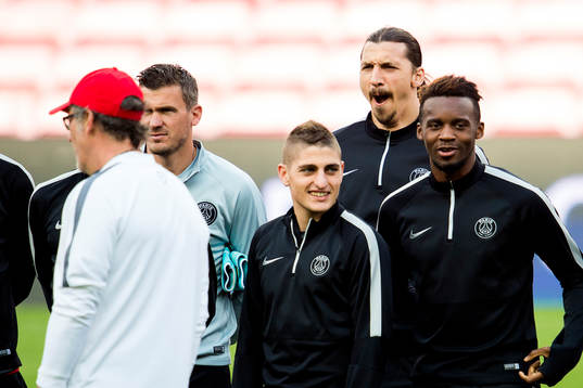 PSGs Zlatan Ibrahimovic mfl lyssnar på tränaren Laurent