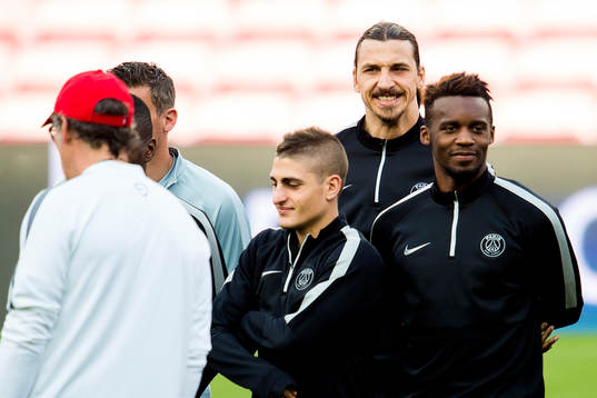PSGs Zlatan Ibrahimovic mfl lyssnar på tränaren Laurent