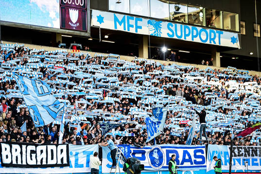 Malmös supportrar värmer upp