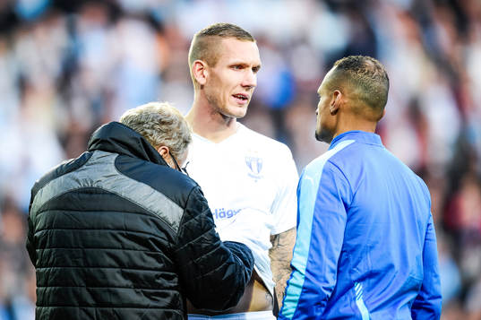 Malmö FFs målvakt Robin Olsen undersöks utav läkaren