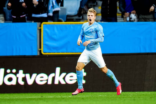 Malmö FFs Oscar Lewicki jublar att sitt 2-1 mål