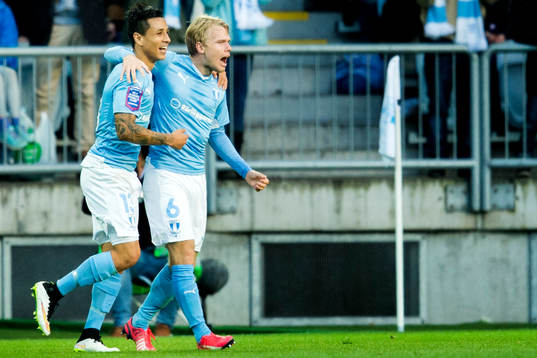 Malmö FFs Victor Yoshimar Yotun Flores firar Oscar Lewicki