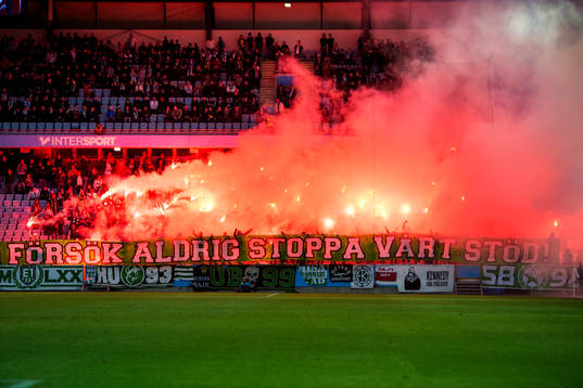 Hammarbyklacken bränner en stor mängd bengaler