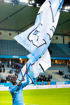 Malmö FFs Enock Kofi Adu med en supporterflagga