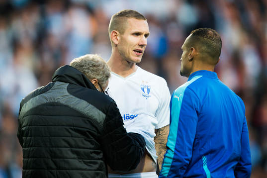 Malmö FFs målvakt Robin Olsen undersöks av läkare Pär