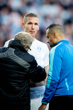 Malmö FFs målvakt Robin Olsen undersöks av läkare Pär