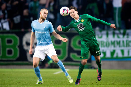 Malmö FFs Filip Helander Hammarbys Linus Hallenius i kamp