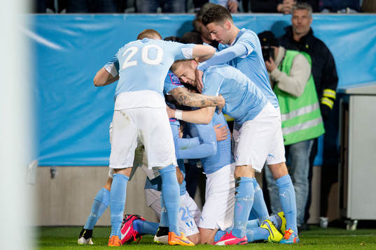 Malmö FFs spelare firar Agon Mehmeti gjort 3-1