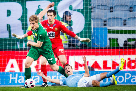 Malmö FFs Magnus Wolff Eikrem fälls i målområdet