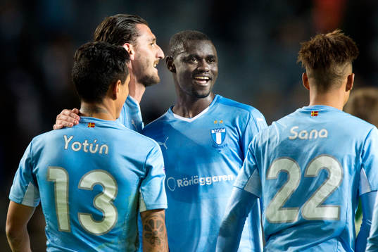 Malmö FFs Enock Kofi Adu firar med lagkamraterna