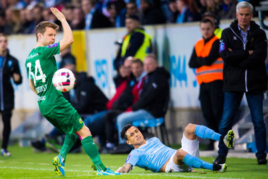 Malmö FFs Victor Yoshimar Yotun Flores faller