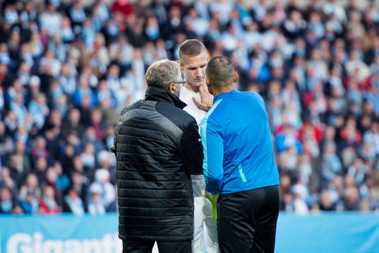 Malmö FFs målvakt Robin Olsen får pulsen och