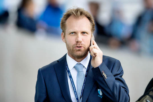 Malmö FFs arenachef Anders Lindsjö pratar telefon