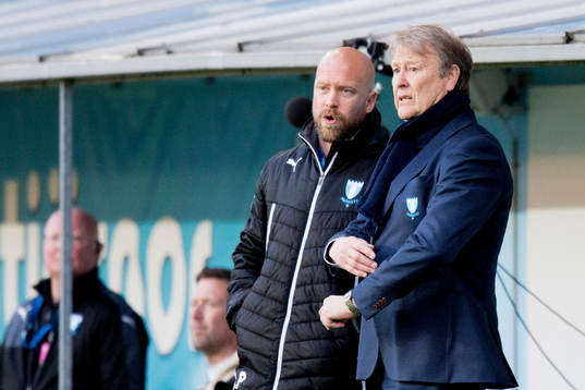 Malmö FFs tränare Åge Hareide i samtal med assisterande