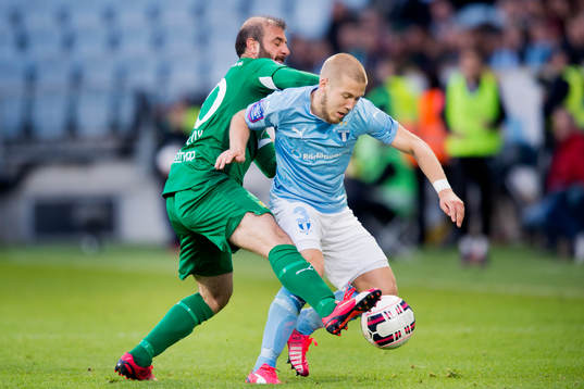 Hammarbys Kennedy Bakircioglu jagar Malmö FFs Anton
