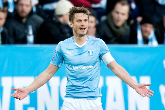 Malmö FFs Markus Rosenberg ställer sig frågande till ett