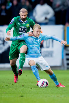Hammarbys Kennedy Bakircioglu jagar Malmö FFs Oscar Lewicki