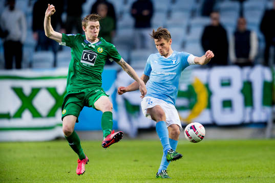 Hammarbys Birkir Már Saevarsson jagar Malmö FFs Markus