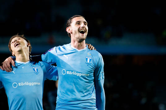 Malmö FFs Agon Mehmeti jublar med publiken