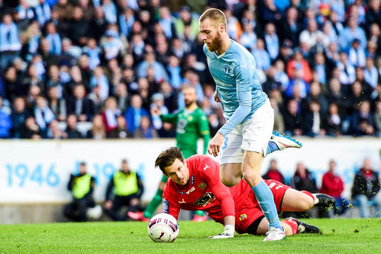 Malmö FFs Jo Inge Berget tar sig förbi Hammarbys målvakt