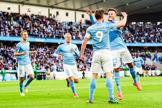 Malmö FFs Tobias Sana omfamnar Markus Rosenberg