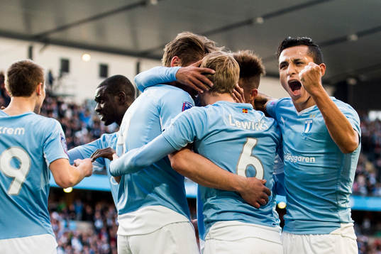 Malmö FFs spelare med Victor Yoshimar Yotun Flores (th)