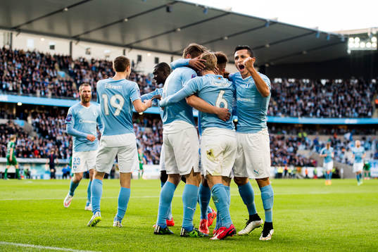 Malmö FFs spelare med Victor Yoshimar Yotun Flores (th)