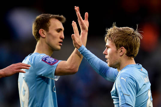 Malmö FFs Oscar Lewicki gör highfive