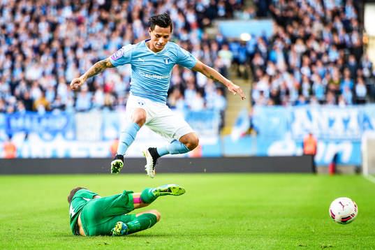 Malmö FFs Victor Yoshimar Yotun Flores hoppar över