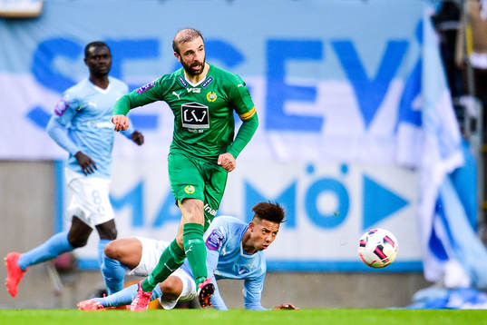 Hammarbys Kennedy Bakircioglu tar sig förbi en liggandes