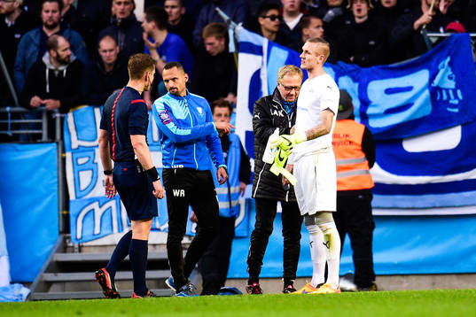 Malmö FFs målvakt Robin Olsen undersöks utav läkaren
