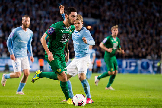 Hammarbys Nahir Besara tar sig förbi Malmö FFs Oscar