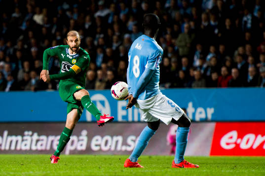 Hammarbys Kennedy Bakircioglu skjuter och Malmö FFs Enock