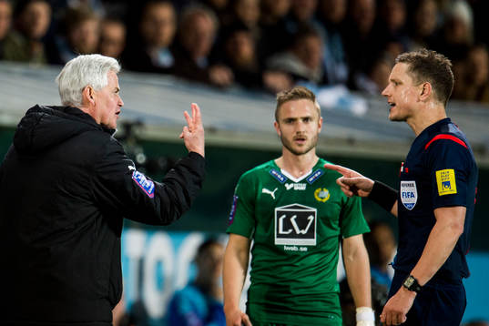 Hammarbys tränare Nanne Bergstrand i samtal med domare