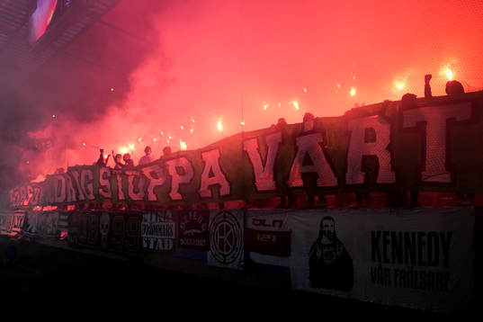 Hammarbys supportrar bränner bengaler