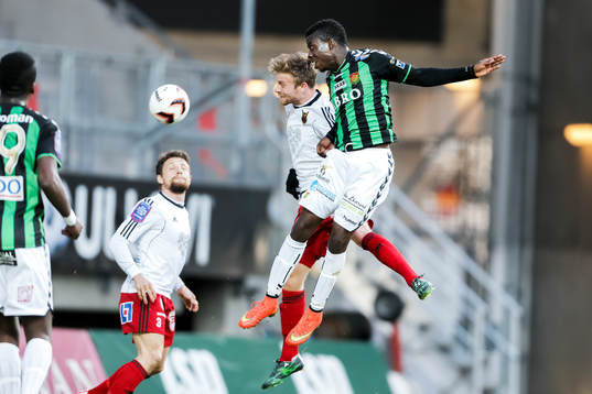Östersunds Kujtim Bala och Gais Kieron Cadogan i en