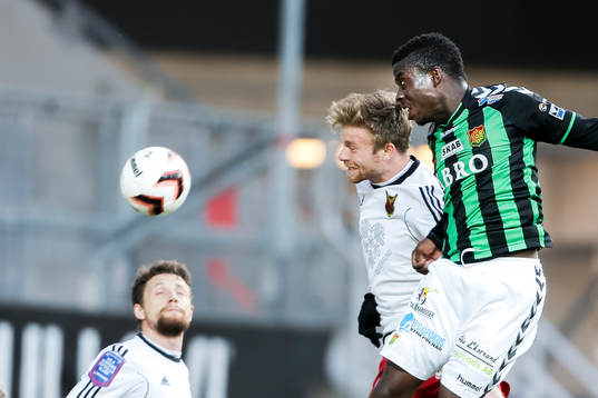 Östersunds Kujtim Bala och Gais Kieron Cadogan i en