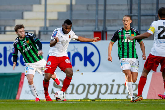 Gais Johan Lundgren och Östersunds Michael Junior Omoh i