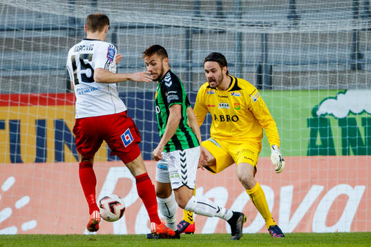 Östersunds Dragan Kapcevic med bollen framför Gais